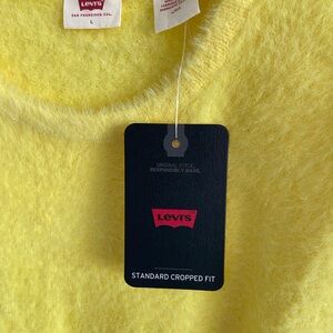 Levi’s soft cropped yellow sweater size L